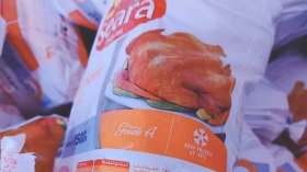 الجزائريون يُقبلون على اقتناء الدجاج البرازيلي