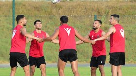 ثلاثة لاعبين من الرديف يدعمون الفريق