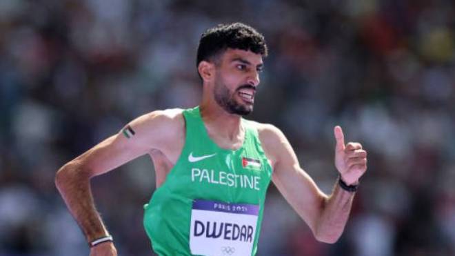 بِالفيديو: عدّاء فلسطيني يحمل العلم الجزائري قبيل انطلاق سباقه الأولمبي