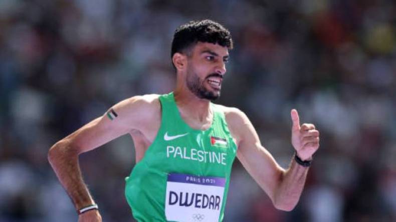 بِالفيديو: عدّاء فلسطيني يحمل العلم الجزائري قبيل انطلاق سباقه الأولمبي