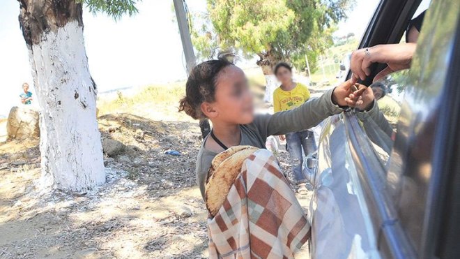 بدل الشواطئ والمنتزهات.. أطفال يمضون العطلة على جوانب الطرقات