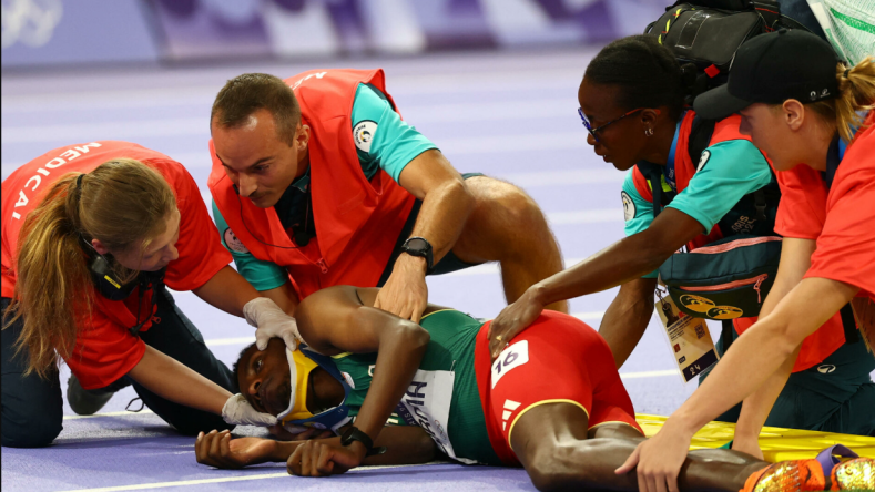 بالفيديو.. سقوط مروع لصاحب الرقم القياسي العالمي في سباق الموانع بالأولمبياد