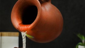الشرب من “الأواني الطينية”.. موروث قديم يعود مجددا!