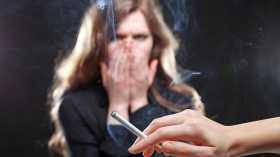  هذا ما يحدث لجسمك عندما تجلس مع شخص مدخّن؟