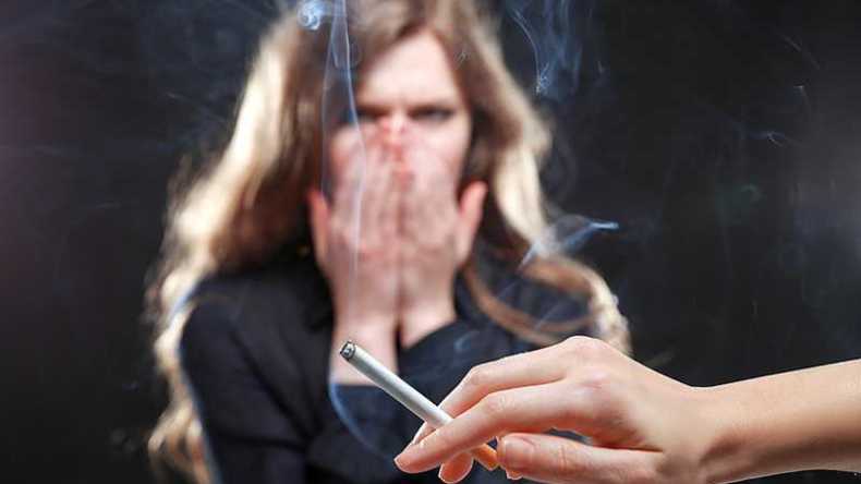  هذا ما يحدث لجسمك عندما تجلس مع شخص مدخّن؟