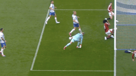 بالفيديو.. مهاجم مانشستر يونايتد يحرم فريقه من هدف بطريقة ساذجة