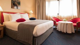 300 ألف سرير بالفنادق.. غرف بأقل من 5 آلاف دينار وفتح مكاتب صرف