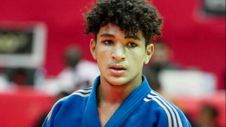 تتويج المصارع الجزائري هزيل بالذهب في البطولة الإفريقية