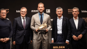 هاري كين يتسلم جائزة الحذاء الذهبي (فيديو)