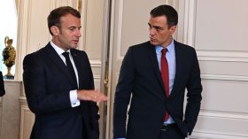 صحفي إسباني يهاجم ماكرون وسانشيز بسبب الصحراء الغربية