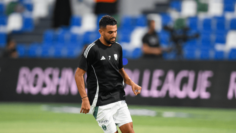 نجم المنتخب السعودي السابق يسخر من محرز لهذا السبب (فيديو)