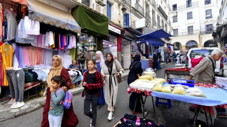 تجار يستغلون عطلة الصيف للتمادي في احتلال الأرصفة!