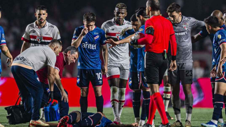 وفاة مدافع أوروغواي بعد أسبوع من انهياره على أرض الملعب