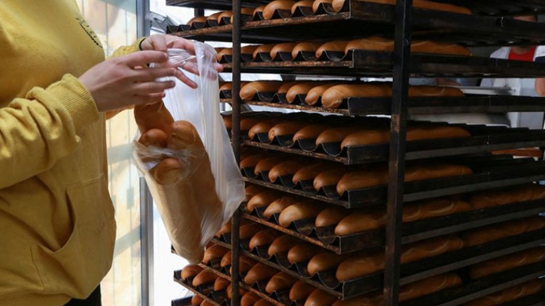 رغم التحذيرات.. المخابز تواصل استخدام الأكياس البلاستيكية