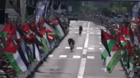 بالفيديو.. استقبال فريق دراجات صهيوني بالأعلام الفلسطينية في إسبانيا