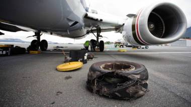 Le pneu d’un avion “Boeing” explose et fait deux morts