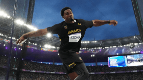 الجامايكي ستونا يحطم الرقم القياسي في رمي القرص ويحتفل على طريقة بيلينغهام
