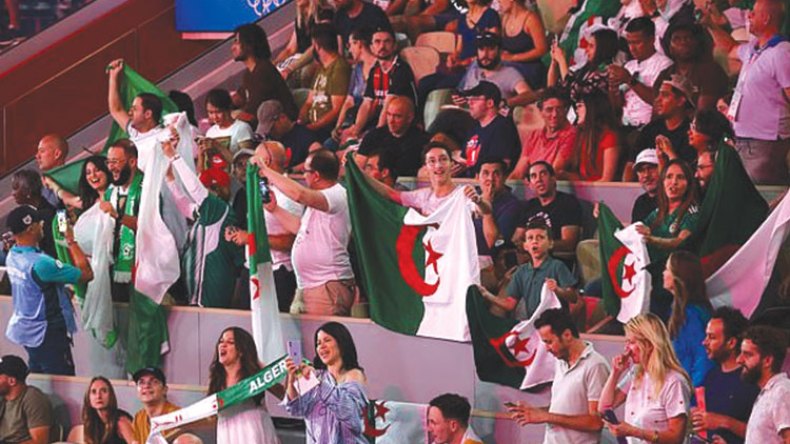 المناصرون الجزائريون يصنعون أجواء احتفالية استثنائية بباريس