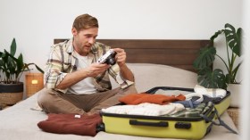 لهذه الأسباب يفضل الرجل السفر بمفرده