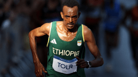 الإثيوبي تولا يحرز ذهبية الماراثون ويحقق رقما قياسيا أولمبياً