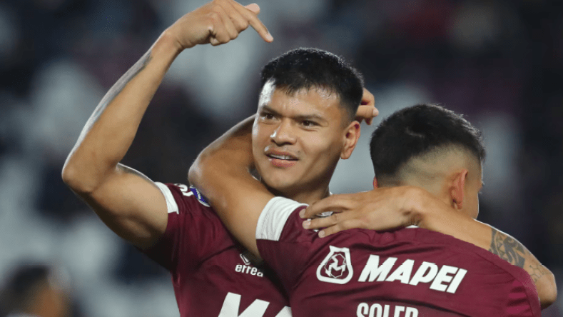 لاعب أرجنتيني يخطف الأنظار بهدف خرافي (فيديو)