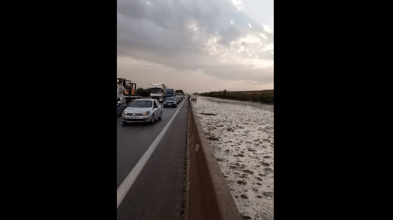 غلق الطريق السّيار في اتجاه برج بوعريريج بسبب ارتفاع منسوب المياه