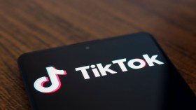 لجمع التبرعات.. “تيك توكر” مغربية تصور لحظة احتضار حماتها  