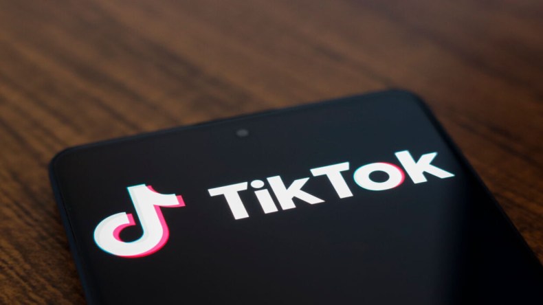 دراسة تحذر النساء.. 8 دقائق على “تيك توك” تكلفكن غاليا