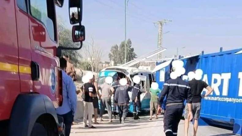 بومرداس: 11 جريحا بينهم 7 أطفال في حادث سقوط حاوية على حافلة