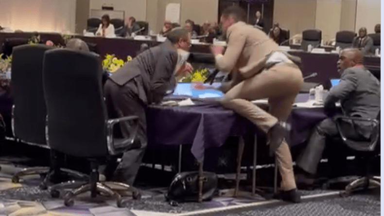 الوفد المغربي يعتدي على سفير الجمهورية الصحراوية لدى الاتحاد الأفريقي (فيديو)