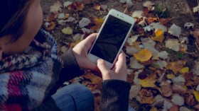 مختصون: هكذا تؤثر الهواتف الذكية واللوحات الإلكترونية على الطفل