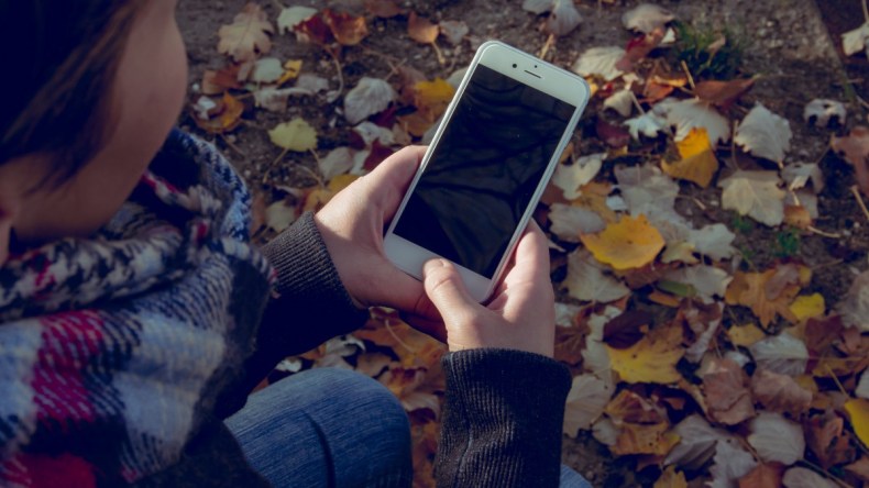 مختصون: هكذا تؤثر الهواتف الذكية واللوحات الإلكترونية على الطفل