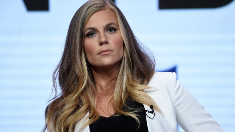 هكذا طردت إيمان خليف مذيعة قناة رياضية شهيرة