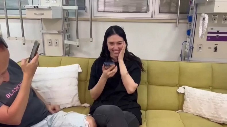 أسيرة تُكذب الإعلام العبري.. “لم يضربني عناصر القسام ولم يقصوا شعري”