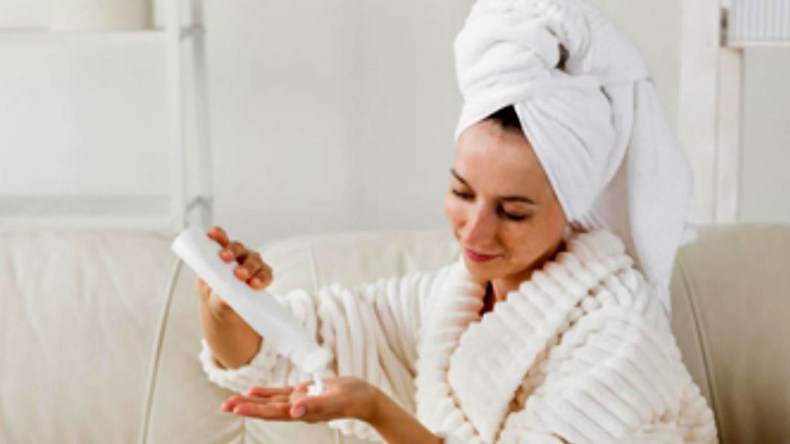 كيف تتعاملين مع مشكل نمو الشعر تحت الجلد؟