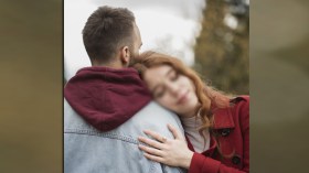 لماذا تكشف الزوجة عن جمالها في صورها مع زوجها لكنها تخفي ملامحه؟