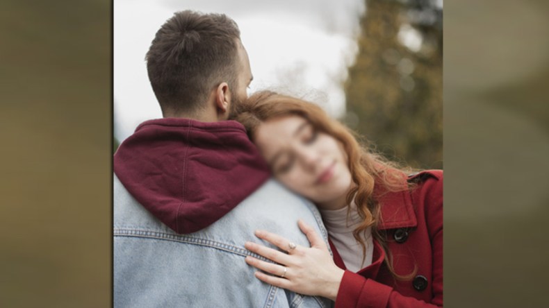 لماذا تكشف الزوجة عن جمالها في صورها مع زوجها لكنها تخفي ملامحه؟