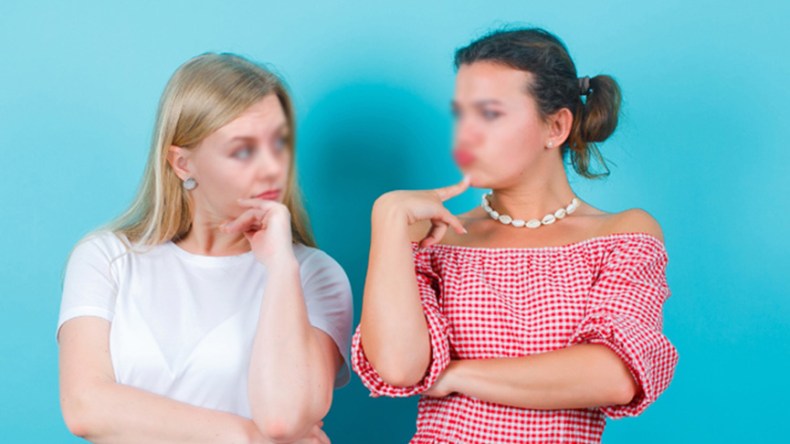 حينما تتحول الأخت عدوة لشقيقتها