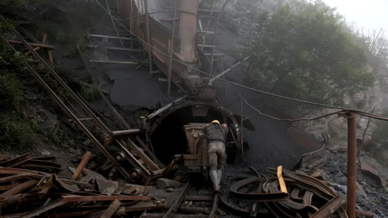 مقتل 30 شخصا بانفجار منجم في إيران