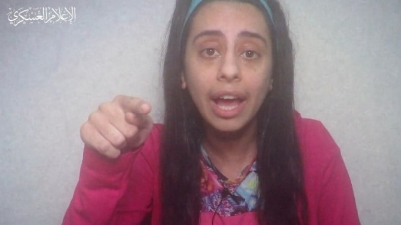 بالفيديو.. هذا ما قالته أسيرة إسرائيلية غاضبة لـ “نتنياهو” قبل مقتلها!