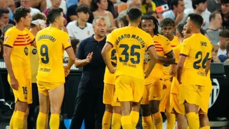 أول تعليق من مدرب برشلونة بعد رباعية أوساسونا