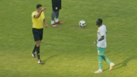 واقعة غريبة بين ساديو ماني وحكم مصري (فيديو)