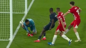 بالفيديو.. حارس جيرونا يقدم هدية ثمينة لباريس سان جيرمان