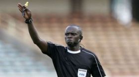 “الكاف” تُغيّر طاقم تحكيم مباراة ليبيريا والجزائر في آخر لحظة!