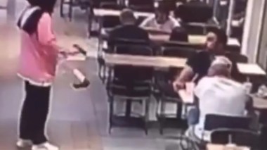 Vidéo choc..Une Turque ouvre le feu sur un homme dans une cafétéria!