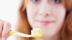 أخطاء شائعة في تنظيف الأسنان تسبب الاصفرار وتحذيرات من المعجون المبيّض!