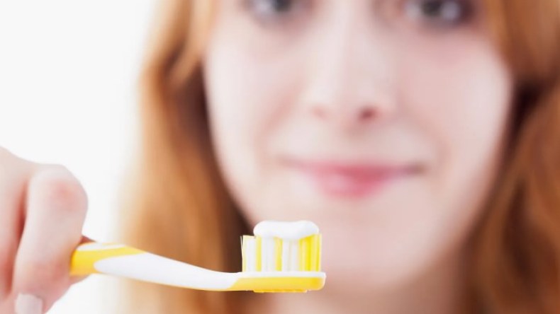 أخطاء شائعة في تنظيف الأسنان تسبب الاصفرار وتحذيرات من المعجون المبيّض!