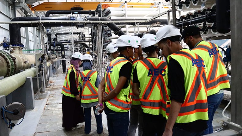 محطات تحلية مياه البحر في المرحلة الأخيرة لربط المعدات