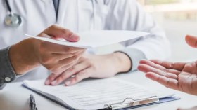 دراسة صادمة.. هذه الفاكهة من الخطر تناولها مع الأدوية!