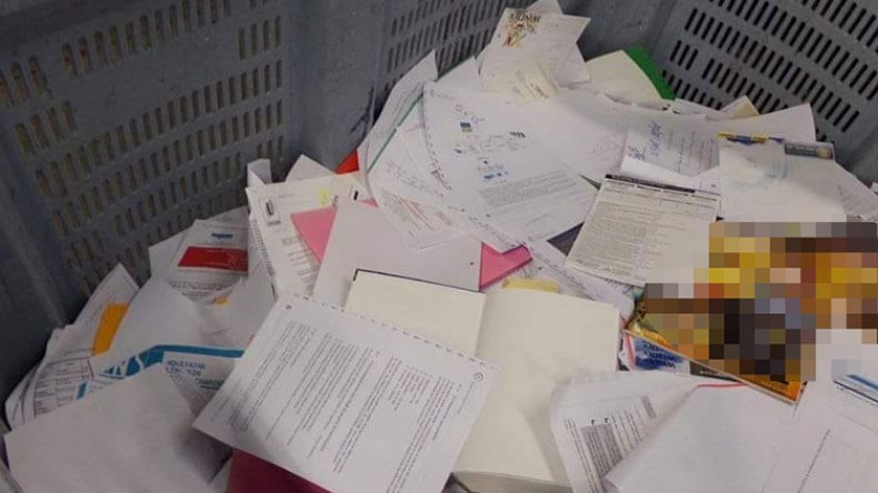 ملفات إدارية ووثائق شخصية مرمية وسط القمامة بوهران
